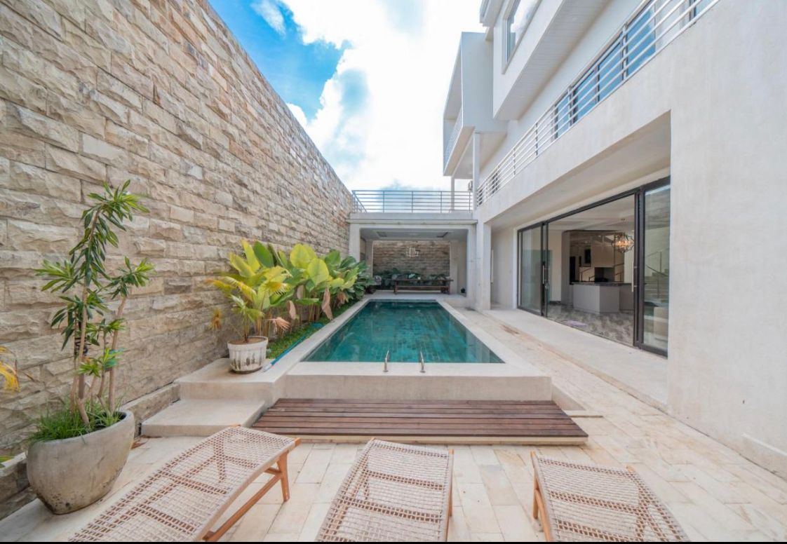 Spacious Tropical Retreat with Private Pool